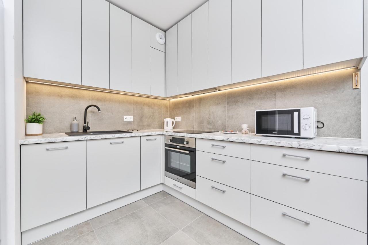 Apartment Wichrowa With Free Garage Wroclaw By Noclegi Renters Extérieur photo