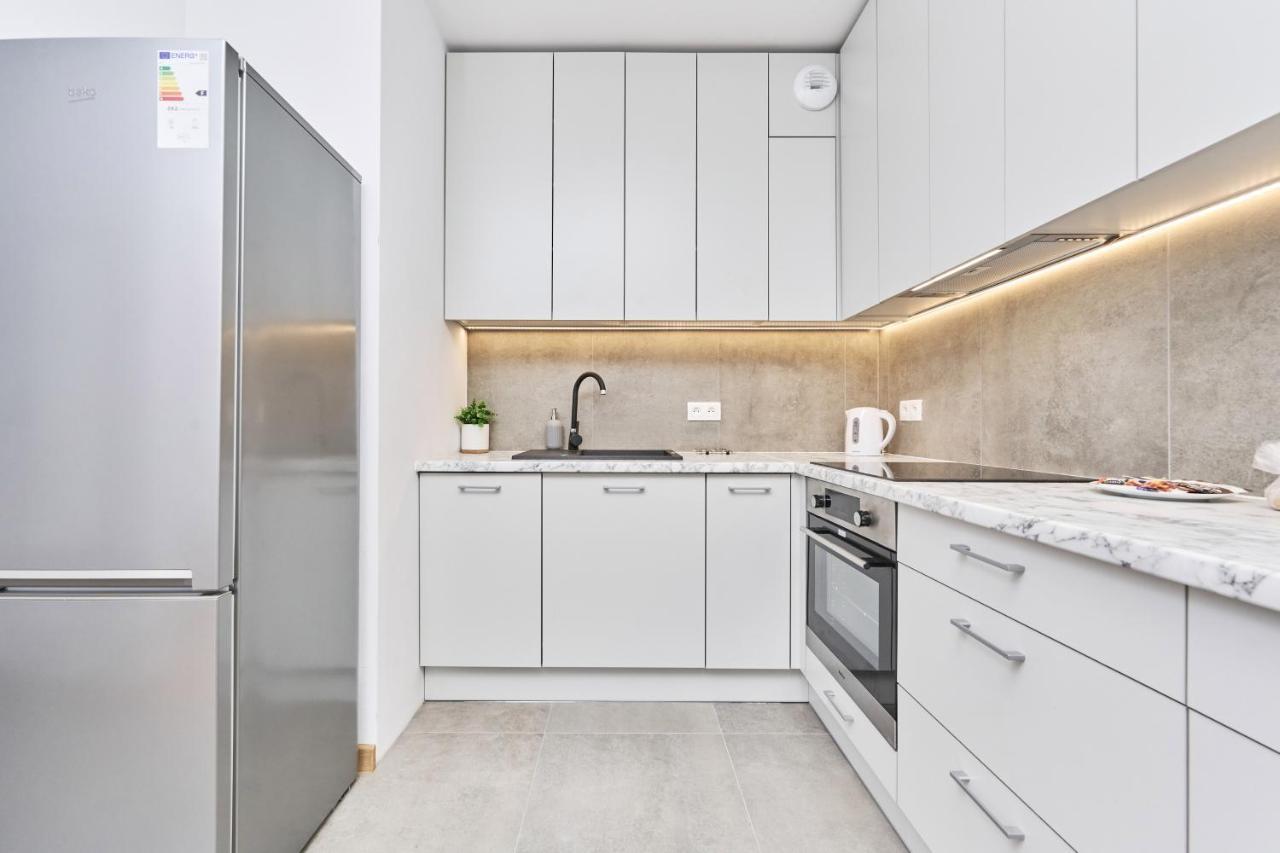 Apartment Wichrowa With Free Garage Wroclaw By Noclegi Renters Extérieur photo