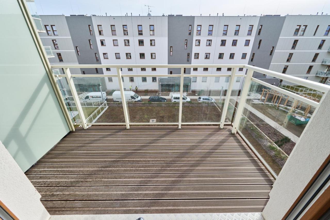 Apartment Wichrowa With Free Garage Wroclaw By Noclegi Renters Extérieur photo
